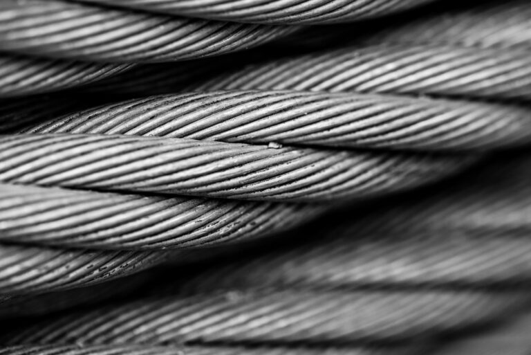 Detail-Makroaufnahme verdrillter Stahlseile – Bowdenzüge für mechanische Steuerungstechnik in Förder- und Lagertechnik