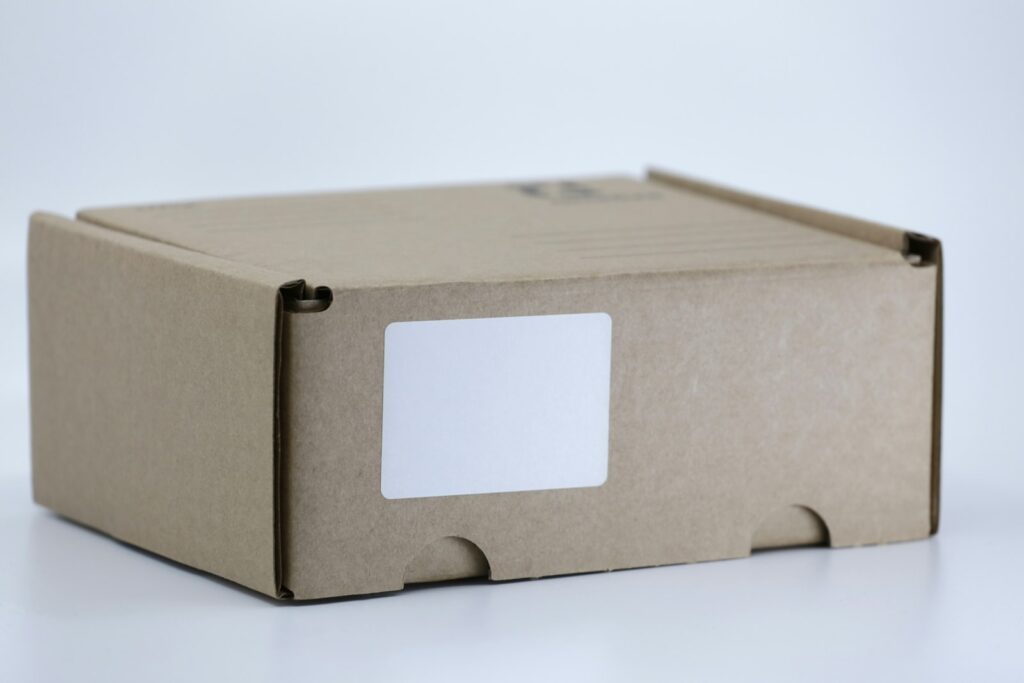 Sendung elektronisch angekündigt – Versandkarton mit Adressetikett