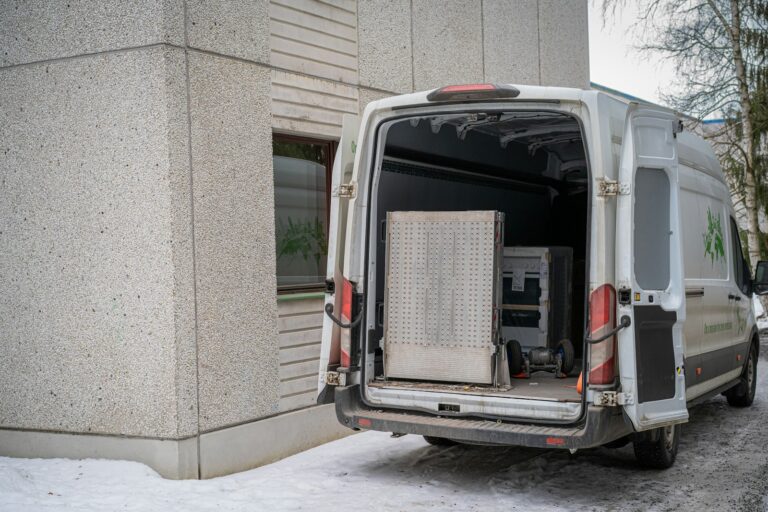 Die Sendung wird für die Verladung ins Zustellfahrzeug vorbereitet: Was das bedeutet Sendung wird für die Verladung ins Zustellfahrzeug vorbereitet – Transporter mit geöffneten Hecktüren