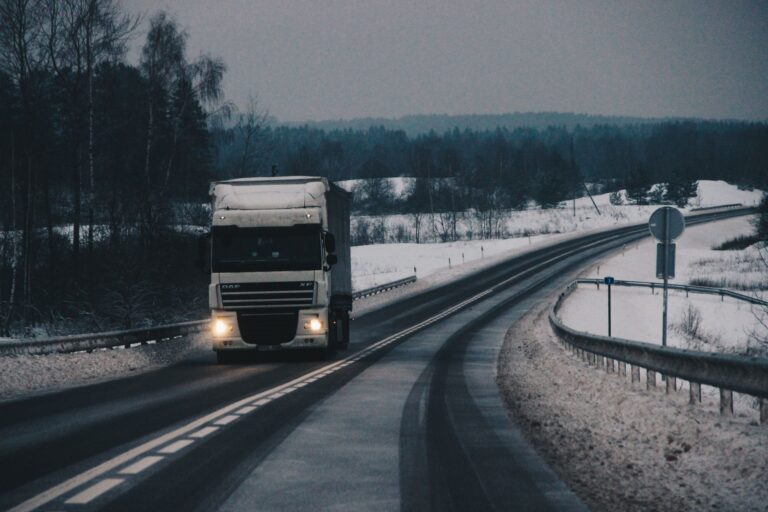 Sendung im Weitertransport – Lkw auf einer Landstraße im Winter