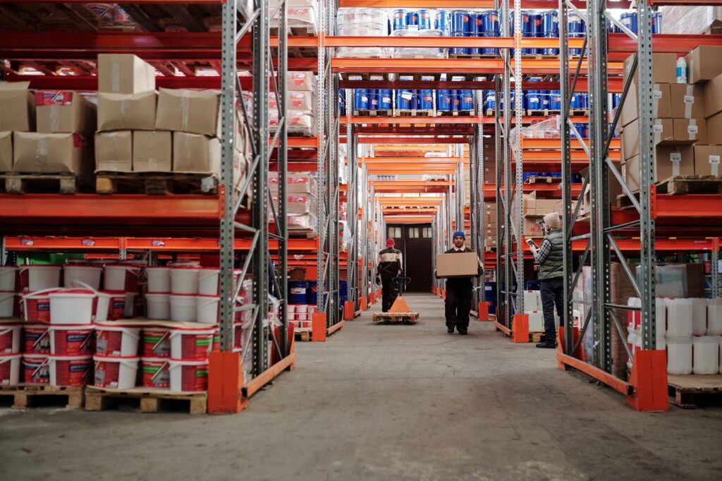 SF Express Fulfillment – Lager mit Regalen und Mitarbeitern beim Versand