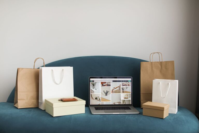 SpeedPAK Tracking – Laptop mit Einkaufstüten und Paketen nach der Online-Bestellung