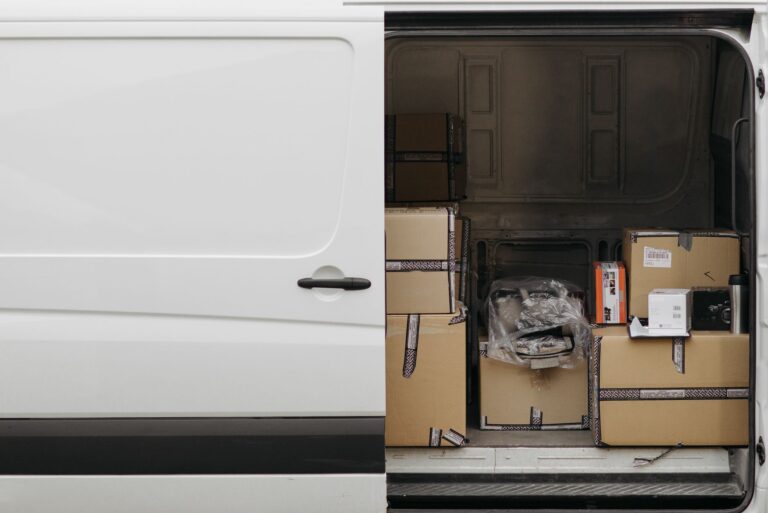 Transporter clever ausstatten: So schützt du Laderaum und Fahrerkabine, ohne dein Budget zu sprengen Transporter clever ausstatten – beladener Laderaum eines Transporters