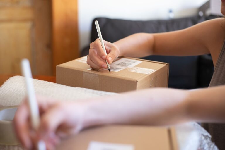 USPS Deutschland – Versandetikett wird auf einem Paket ausgefüllt