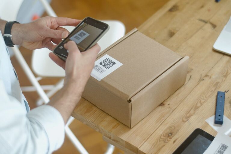 ZAK Sendung DHL: Was hinter dem Kürzel steckt ZAK Sendung DHL – Paketcode wird mit dem Smartphone gescannt