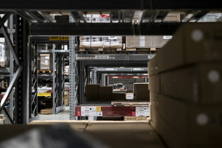 Automatisierung der Auftragsabwicklung: Von der Bestellung bis zur Lieferung ohne manuelle Eingriffe Automatisierung der Auftragsabwicklung – Blick durch Lagerregale mit Kartons