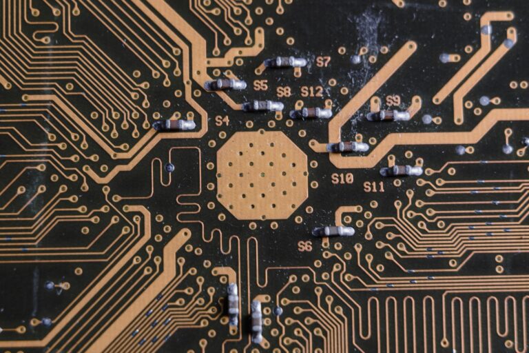 Globale Lieferkette moderner Hardware – Nahaufnahme einer Leiterplatte