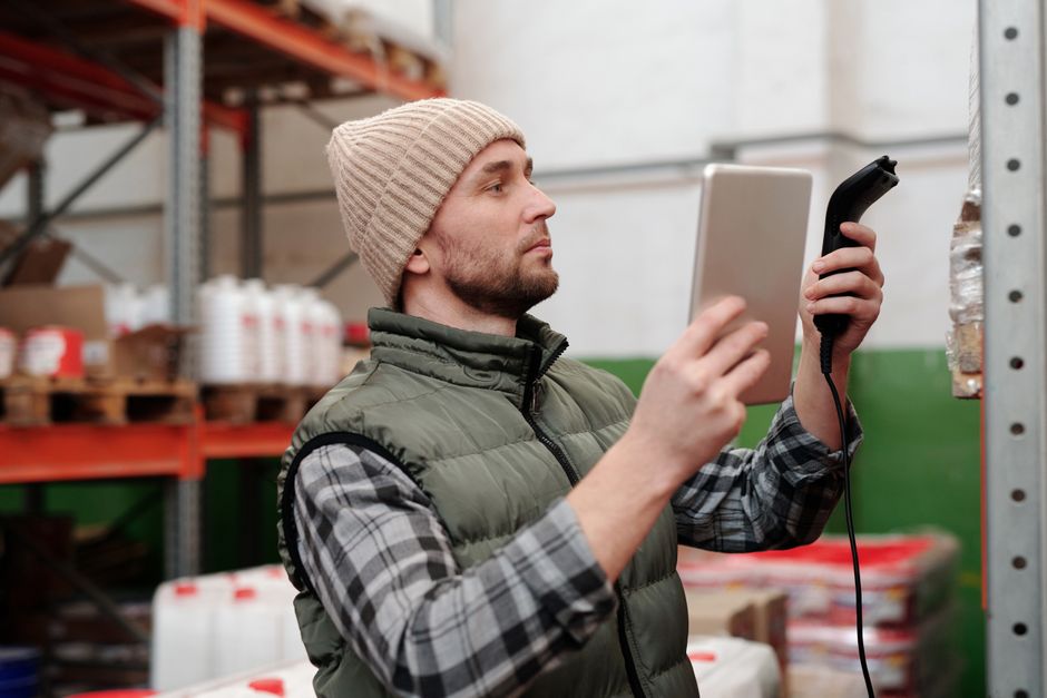 Fachkraft für Lagerlogistik und Fachlagerist, Mitarbeiter mit Handscanner im Lager