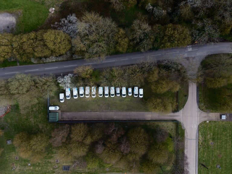 GPS-Tracking im Fuhrparkmanagement – Luftbild einer Reihe weißer Transporter