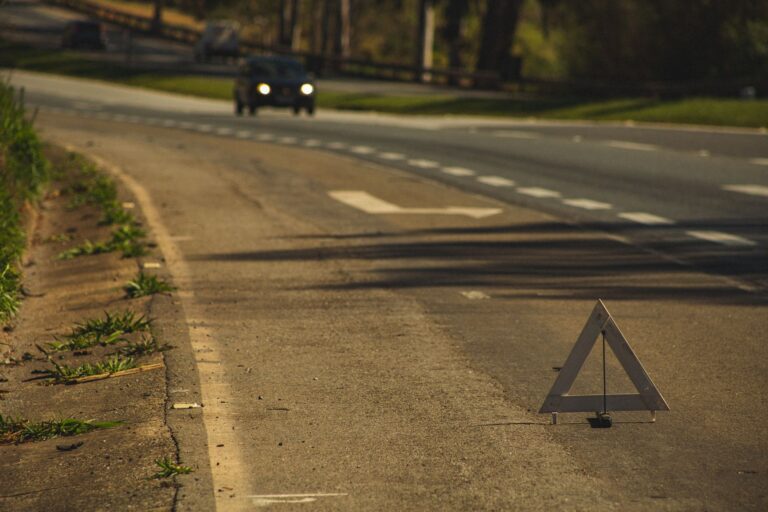 LKW-Ausfall auf der Autobahn – Warndreieck am Fahrbahnrand