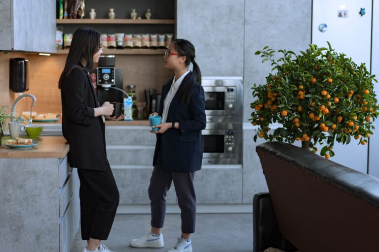 Mitarbeiterverpflegung in der Logistik: Kaffee, Wasser und Snacks als Standortfaktor Mitarbeiterverpflegung – Kaffeepause in der Büroküche