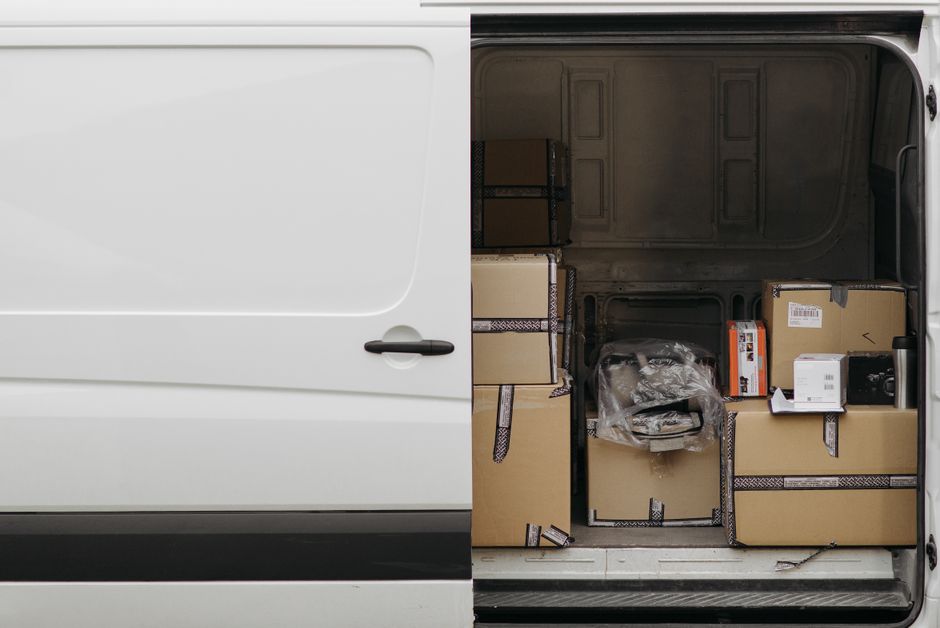 Paket nach Australien, Lieferwagen beladen mit versandfertigen Paketen