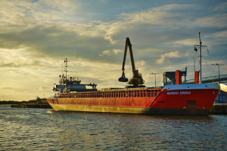 Roland Jost ist der Gründer eines europäischen Logistikimperiums Europäisches Logistikimperium – Frachtschiff im Hafen bei Sonnenuntergang