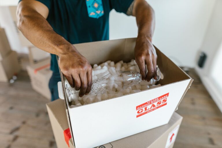 Transportschäden vermeiden: So kommt deine Ware heil beim Kunden an Transportschäden vermeiden – Glaswaren werden gepolstert verpackt