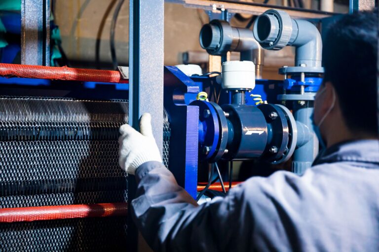 Wartung und Instandhaltung: Die langfristigen Säulen der modernen Produktion Wartung und Instandhaltung – Techniker prüft eine Industrieanlage