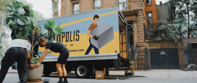 Firmenumzug ohne Betriebsstillstand: So bleibt der Laden während des Standortwechsels am Laufen woman in blue shorts and black boots standing beside yellow and white truck during daytime