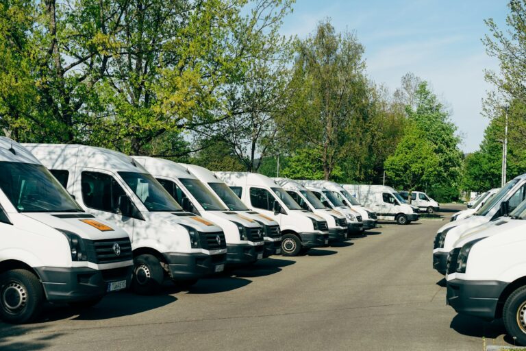 Was Flottenmanagement-Software tatsächlich leistet cars parked on parking lot during daytime