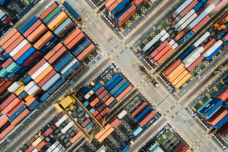Lieferketten visualisieren: So behältst du komplexe Logistik im Griff aerial view of shipping container yard