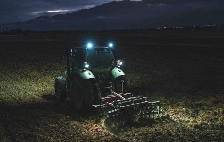 led scheinwerfer – Nachtfahrten im Agrartransport: Beleuchtungsvorschriften für Traktoren auf öffentlichen Straßen