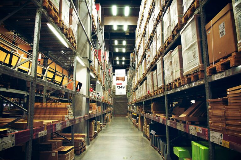 Supply Chain im modernen Betriebsalltag: Strategien zur Optimierung der internen Betriebsgastronomie und Mitarbeiterverpflegung brown wooden shelf on white floor tiles