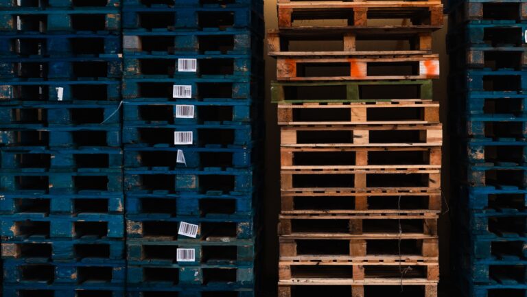 Konsignationslager – gestapelte Paletten mit Barcode-Etiketten im Lager