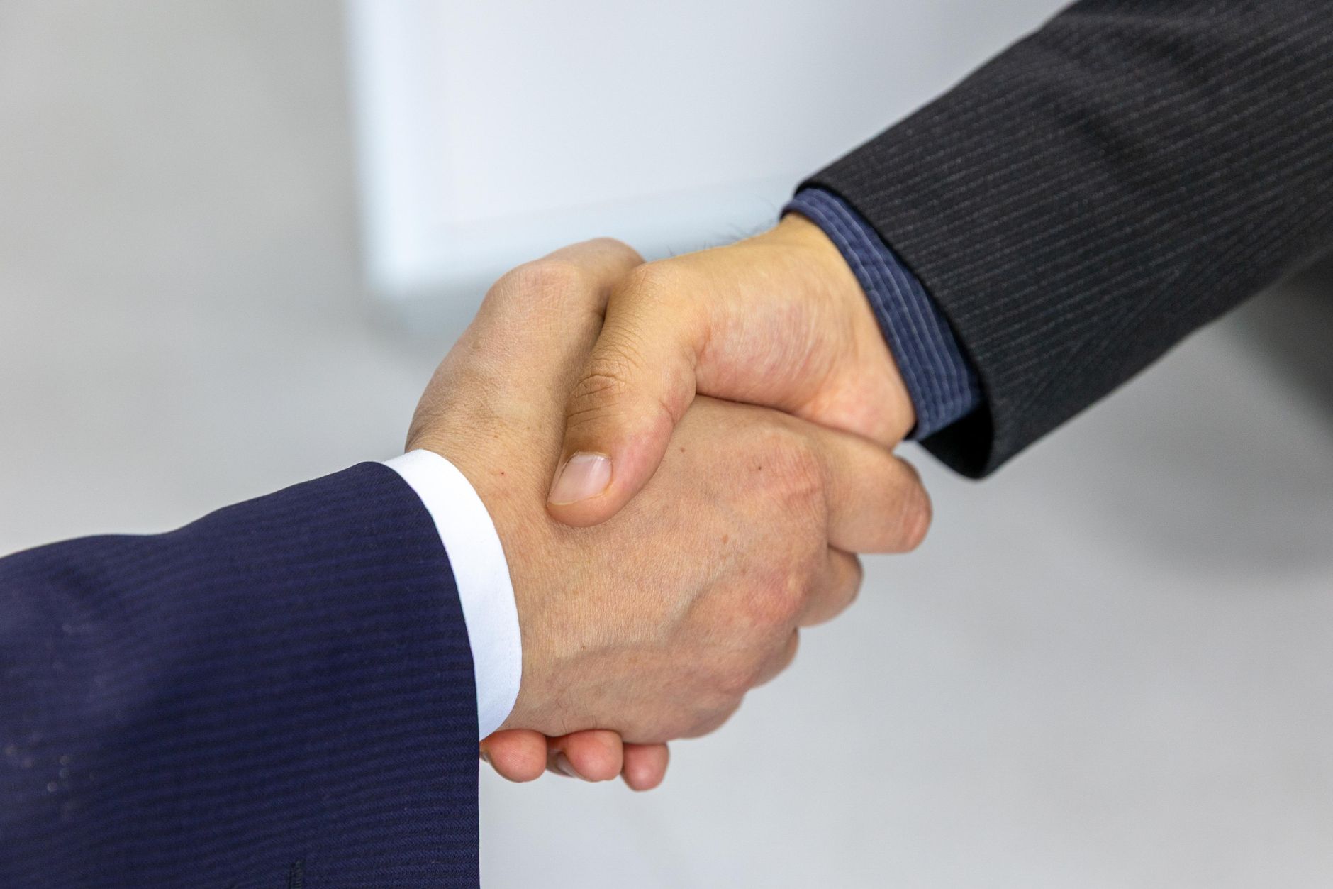 Lieferantenbewertung – Handschlag zwischen zwei Geschäftspartnern