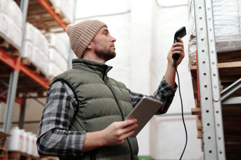 Meldebestand berechnen: Formel, Beispiel und Praxis Meldebestand – Lagermitarbeiter scannt Bestände mit einem Handscanner