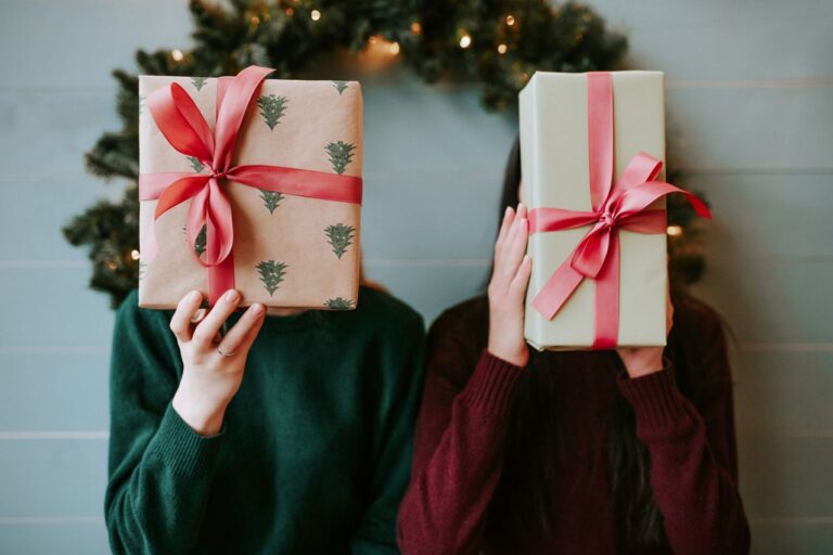 Wie man ein Geschenk für einen geliebten Menschen richtig verpackt