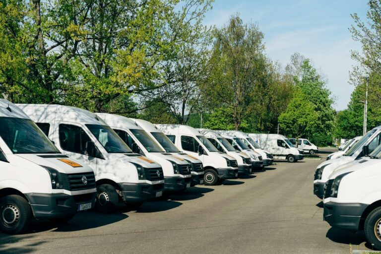 Warum Anhängerelektrik im Fuhrpark häufiger ausfällt als die Mechanik A row of white vans parked in a lot in Mössingen, Germany