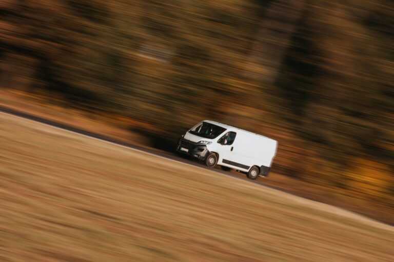 Welche Iveco-Daily-Teile verschleißen im Stadtverkehr besonders schnell? a white car driving on a road