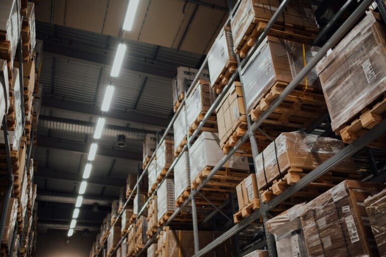 QR-Codes in der Logistik: Informationen schneller verfügbar und Prozesse effizienter machen brown cardboard boxes on white metal rack