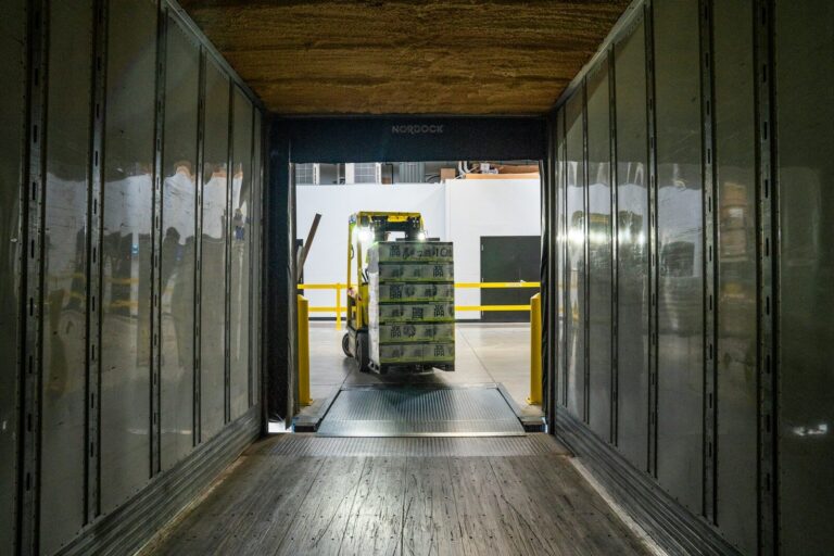 Warum ist industrielle RFID Kennzeichnung für nahtlose Fulfillment-Prozesse unverzichtbar? yellow and black forklift during daytime