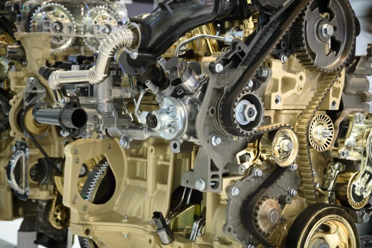 Gebrauchte Autoteile – Nahaufnahme eines Motors mit Steuertrieb