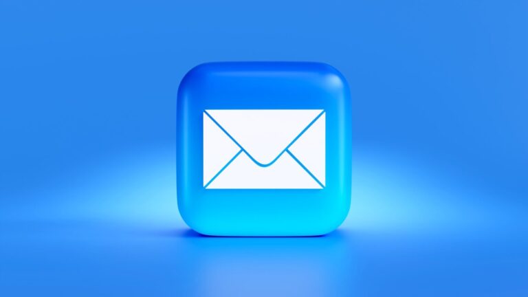 Sichere E-Mail-Kommunikation in der Logistik: Prozesse, Schutz und klare Zuständigkeiten a blue button with a white envelope on it