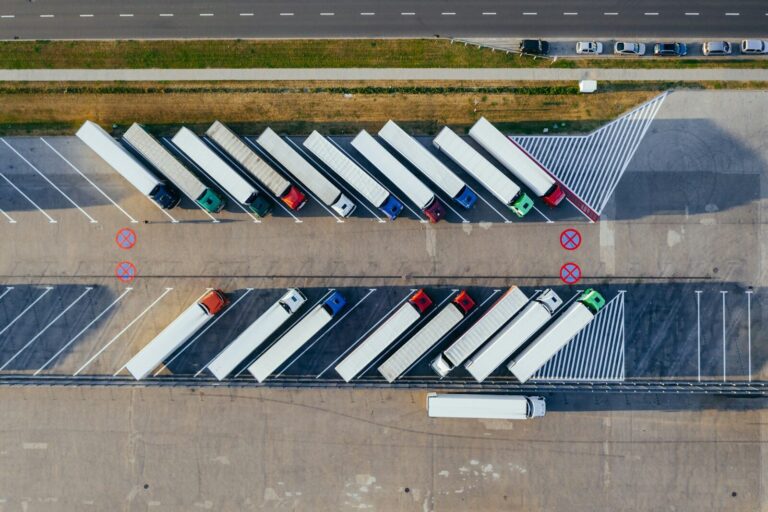 Lockout-Tagout: zwischen Anweisung und Wirklichkeit parked trucks