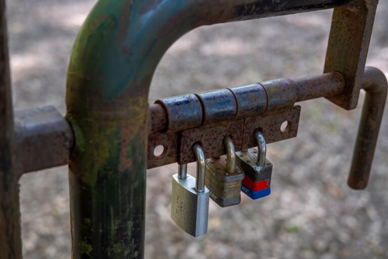 Lockout-Tagout: zwischen Anweisung und Wirklichkeit Lockout-Tagout – mehrere Vorhängeschlösser an einer Verriegelung