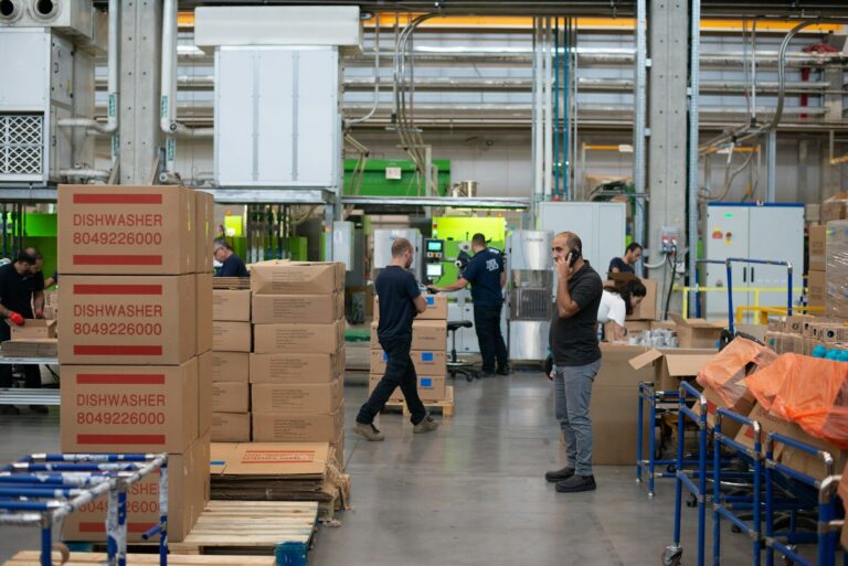 Reklamationen im Wareneingang: Unsichtbare Materialfehler aufspüren man in gray shirt standing beside brown cardboard boxes