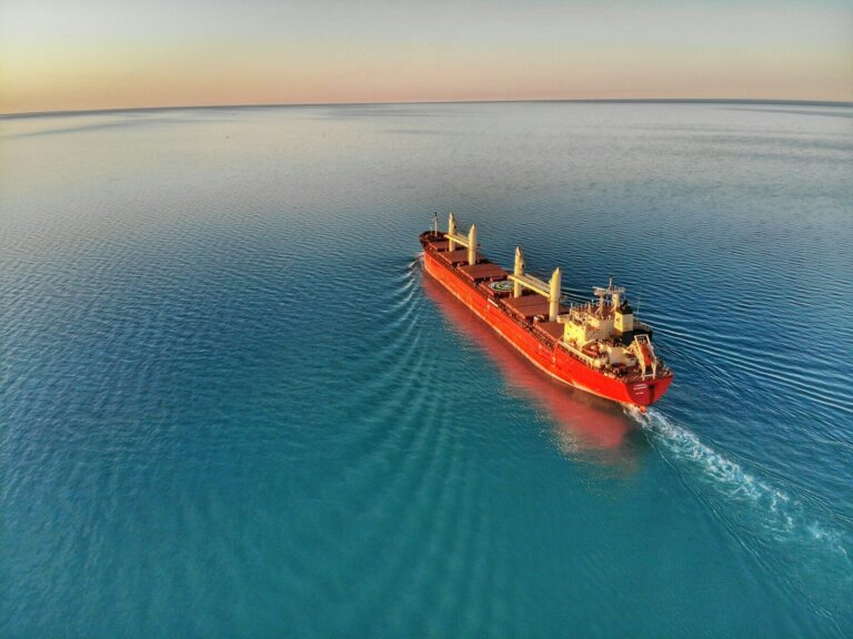 Frachtkosten im Griff: Spot- und Kontraktvergaben im Vergleich red and white cargo ship at middle of ocean