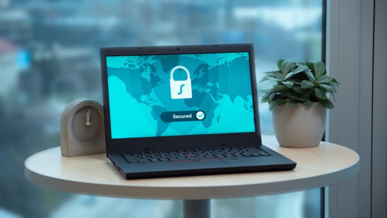 Sichere E-Mail-Kommunikation in der Logistik: Prozesse, Schutz und klare Zuständigkeiten Sichere E-Mail-Kommunikation – Laptop mit Sicherheitsschloss auf dem Bildschirm
