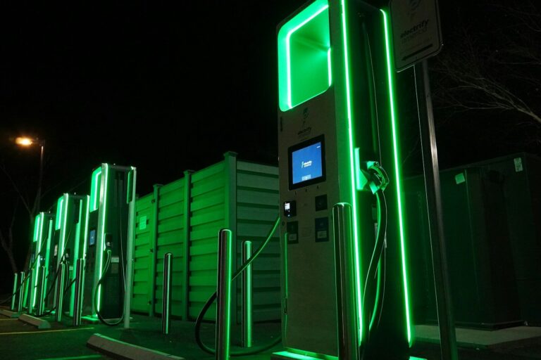 Gemischte Flotten richtig steuern: Warum Ladeinfrastruktur erst mit Daten zum Erfolgsfaktor wird a row of green gas pumps at night