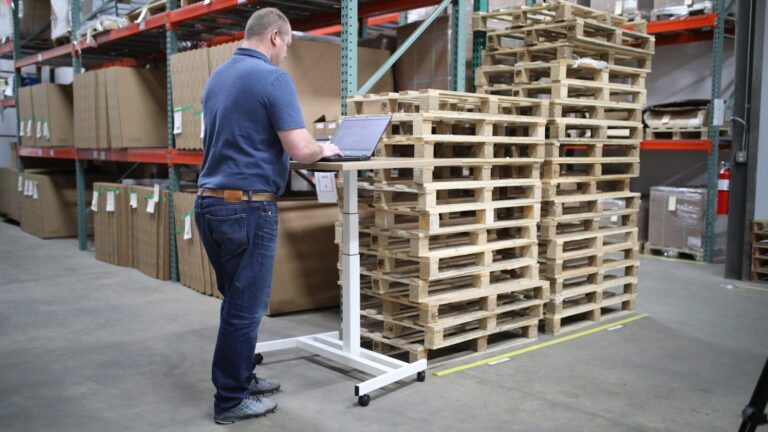 Leitstand und Lager: Ergonomie im Schichtbetrieb der Logistik man in blue polo shirt and blue denim jeans standing near brown wooden shelf