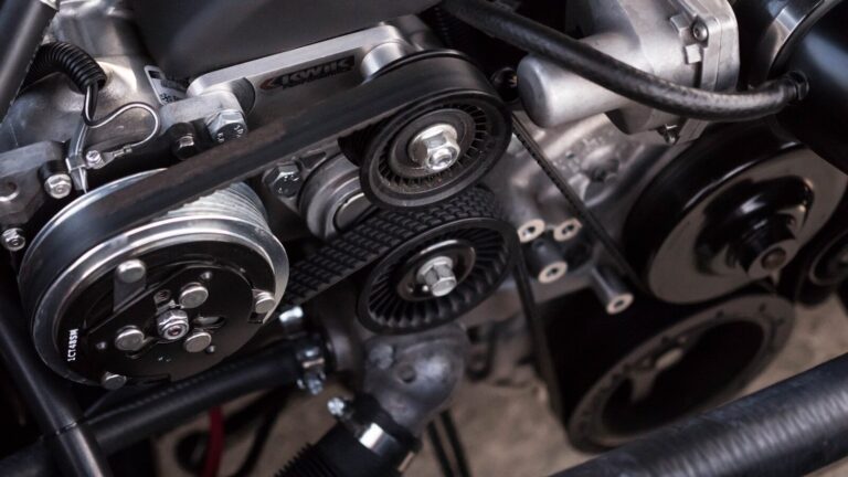 Gebrauchte Autoteile online finden: Marktplätze, Teilenummern und faire Preise gray and black engine