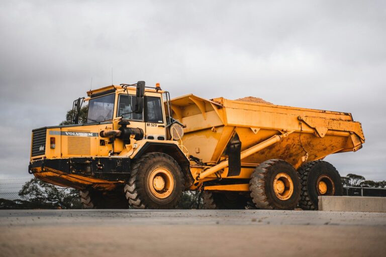 Gebrauchte Muldenkipper als Alternative zum Neukauf yellow and black heavy equipment on snow field