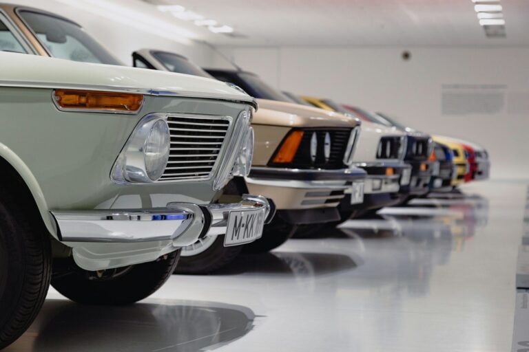 Auto aus USA importieren: Kosten und komplette Kalkulation für Deutschland selective focus photography of assorted-color vehicles