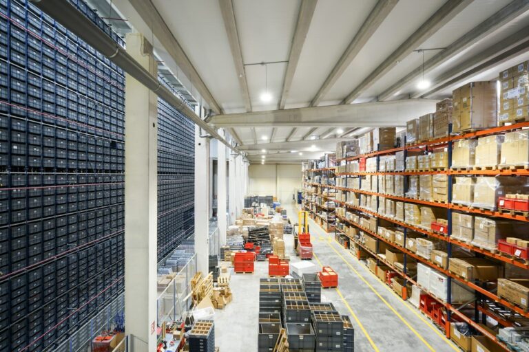 GS1-Transportetikett: Nur der SSCC ist Pflicht, der Rest ist Absprache a large warehouse filled with lots of boxes