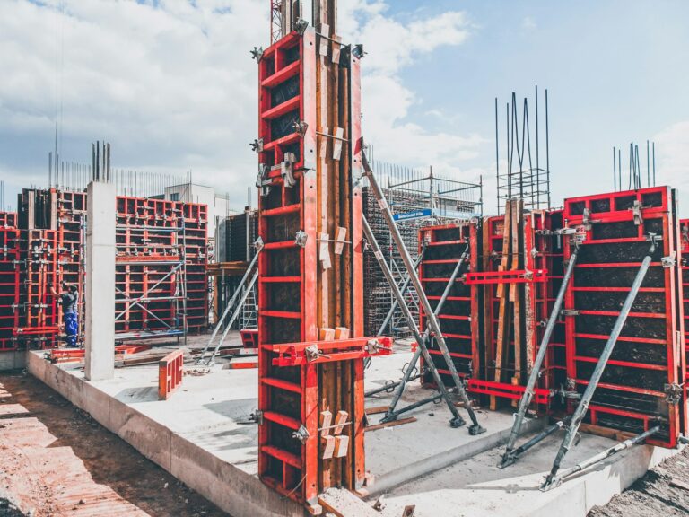 Betonschalung richtig planen: Von der Idee bis zum sauberen Betonbild Betonschalung richtig planen – Wandschalung auf einer Baustelle