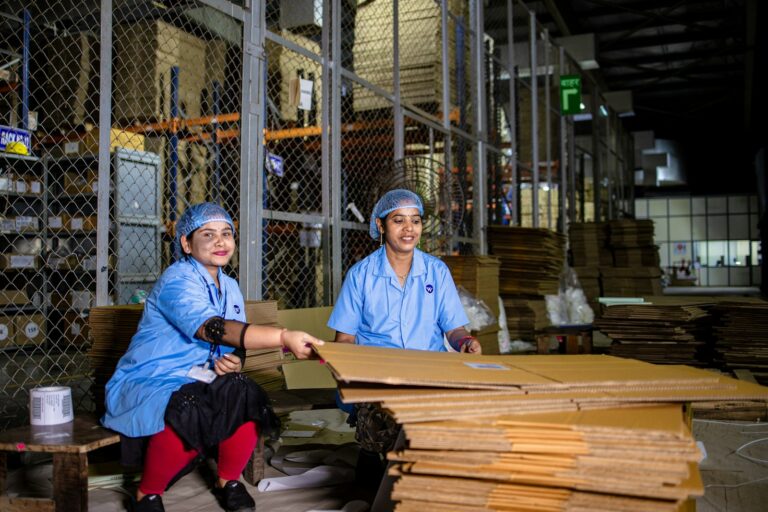 Co-Packing in Mitteleuropa: Kostenvorteile, kurze Wege und spezialisierte Leistungen Co-Packing – Mitarbeiterinnen falten Versandkartons in einer Verpackungshalle