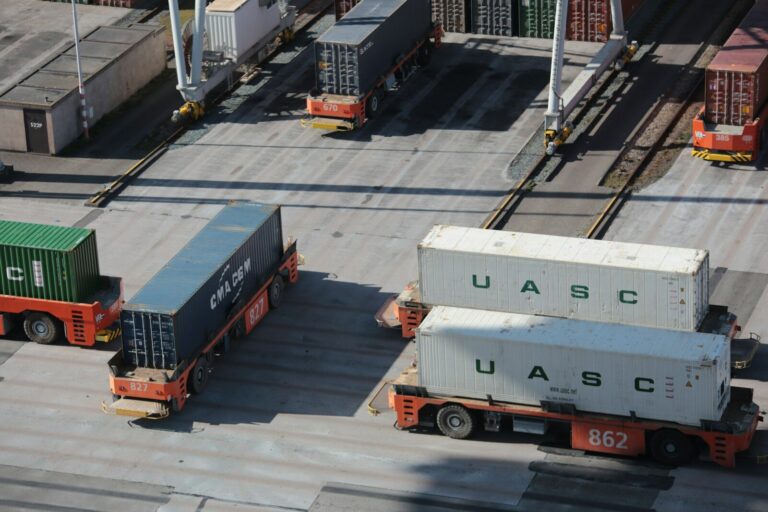 Logistik für KMU: Wie kleine Betriebe Wege, Lager und Lieferungen im Griff behalten containers vans