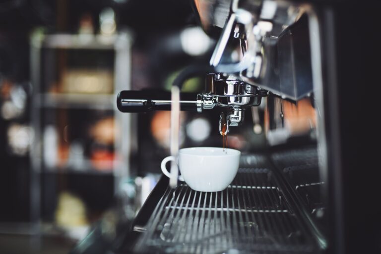 Vom Tresen auf die Leinwand: Wie das Kino der Espressomaschine eine Hauptrolle verlieh Espressomaschine im Kino – Siebträgermaschine brüht Espresso in eine Tasse