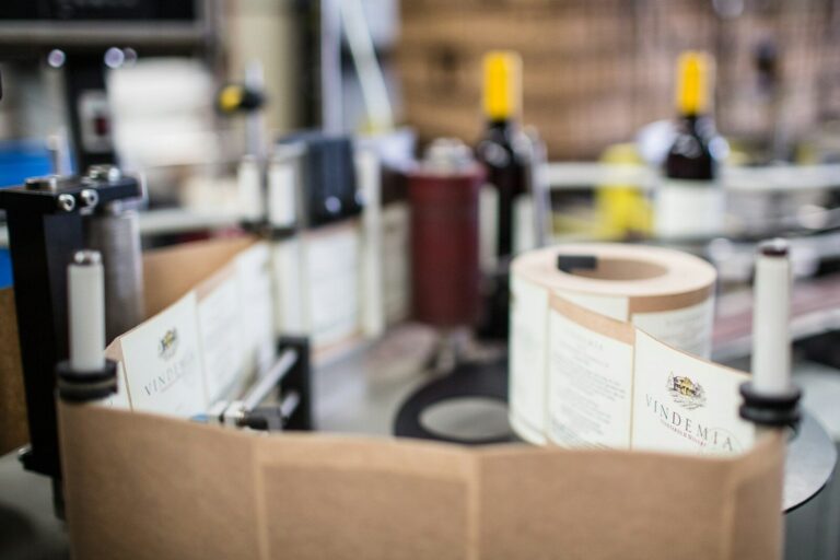 Automatisierung der Verpackungslogistik: Wie moderne Maschinen die Lieferkette stabilisieren red and white plastic bottle on brown cardboard box